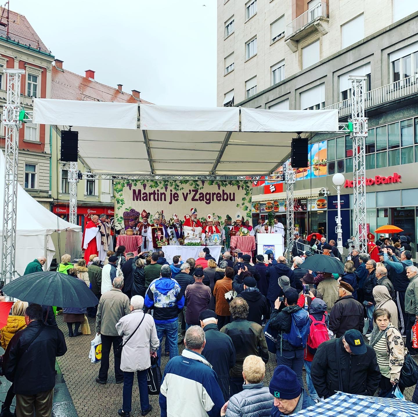 Pozornica s kompletnom scenskom opremom