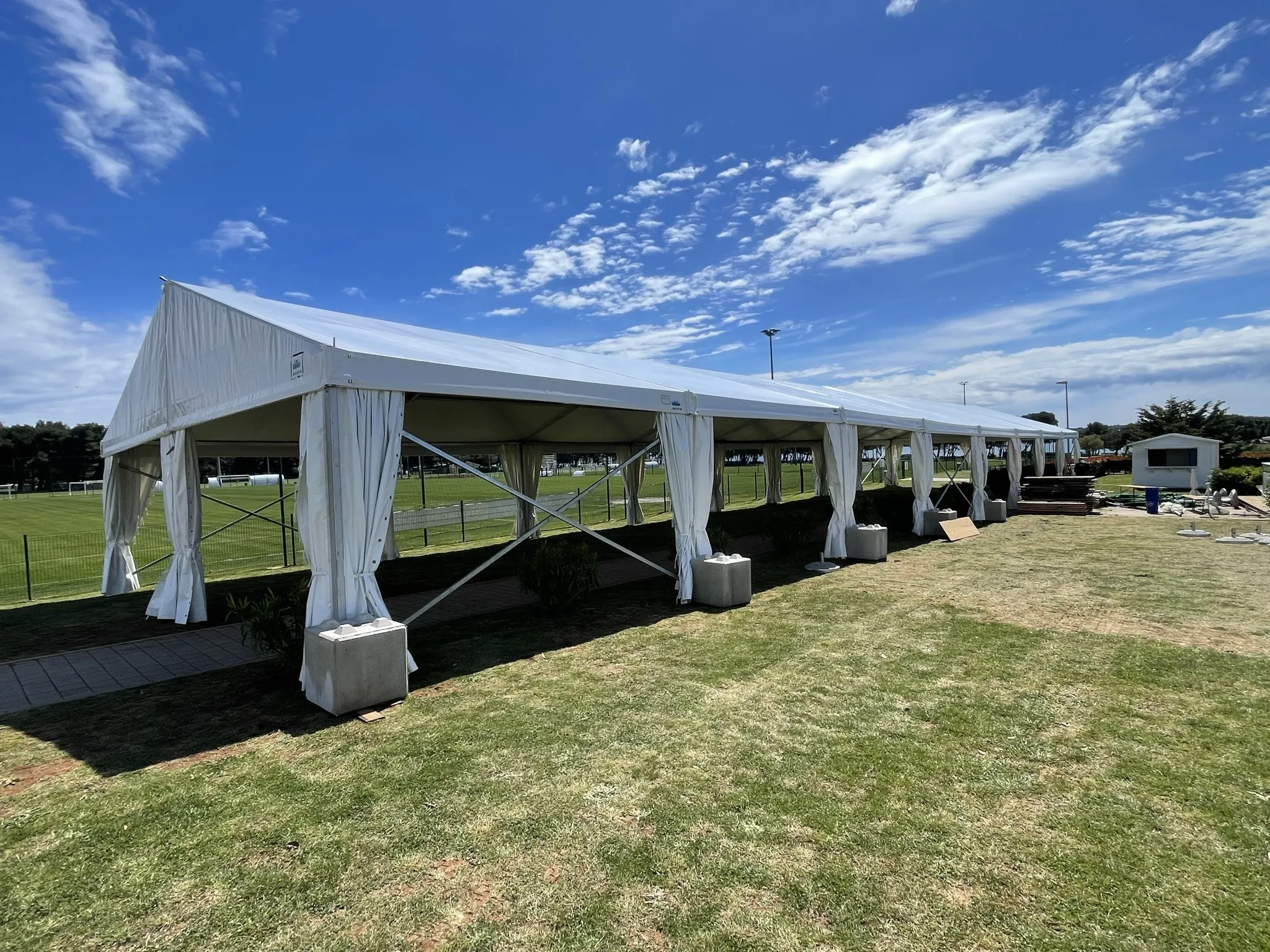 Šator za večernje događaje s osvjetljenjem