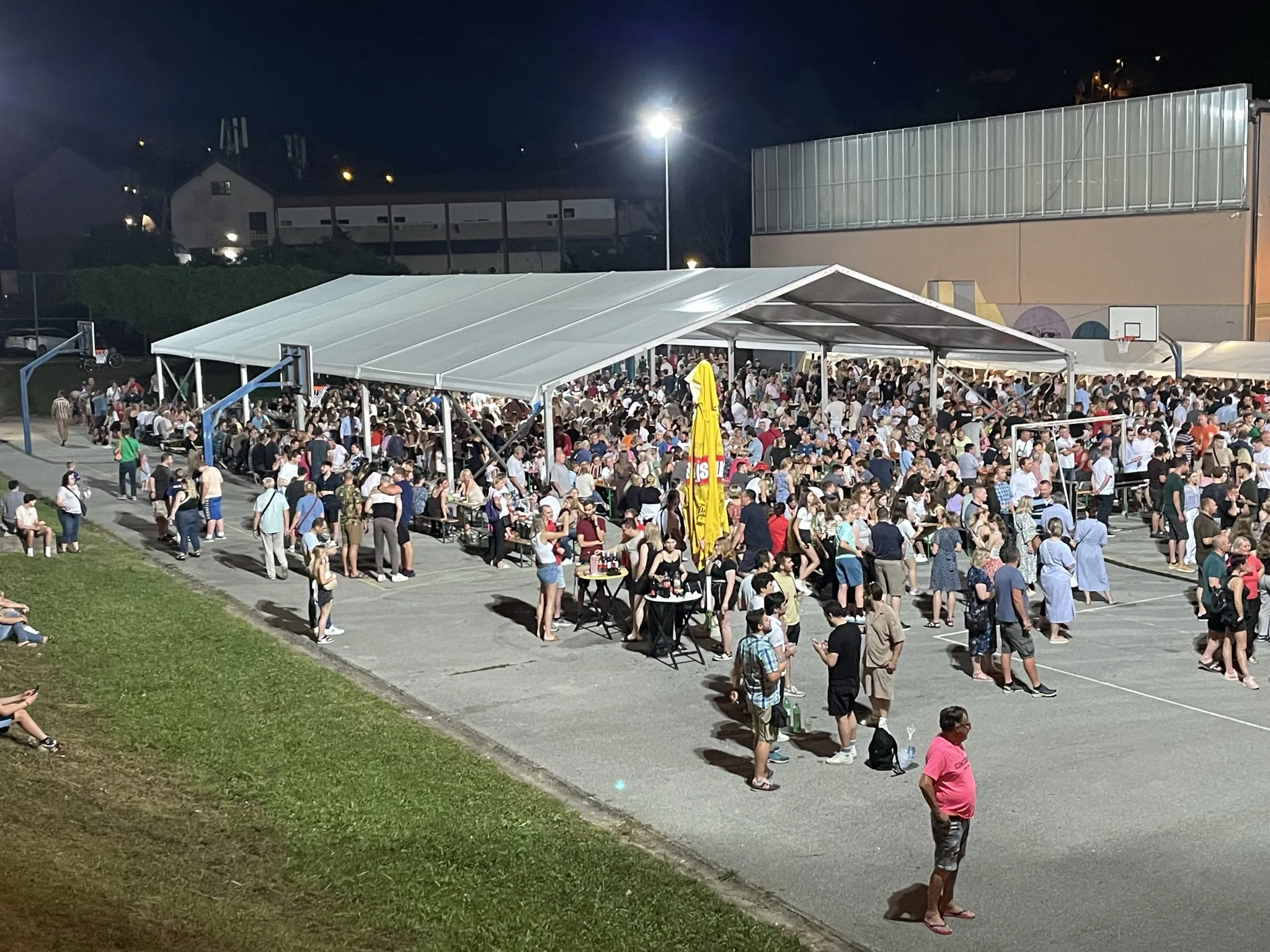 Vanjski pogled na postavljeni event šator