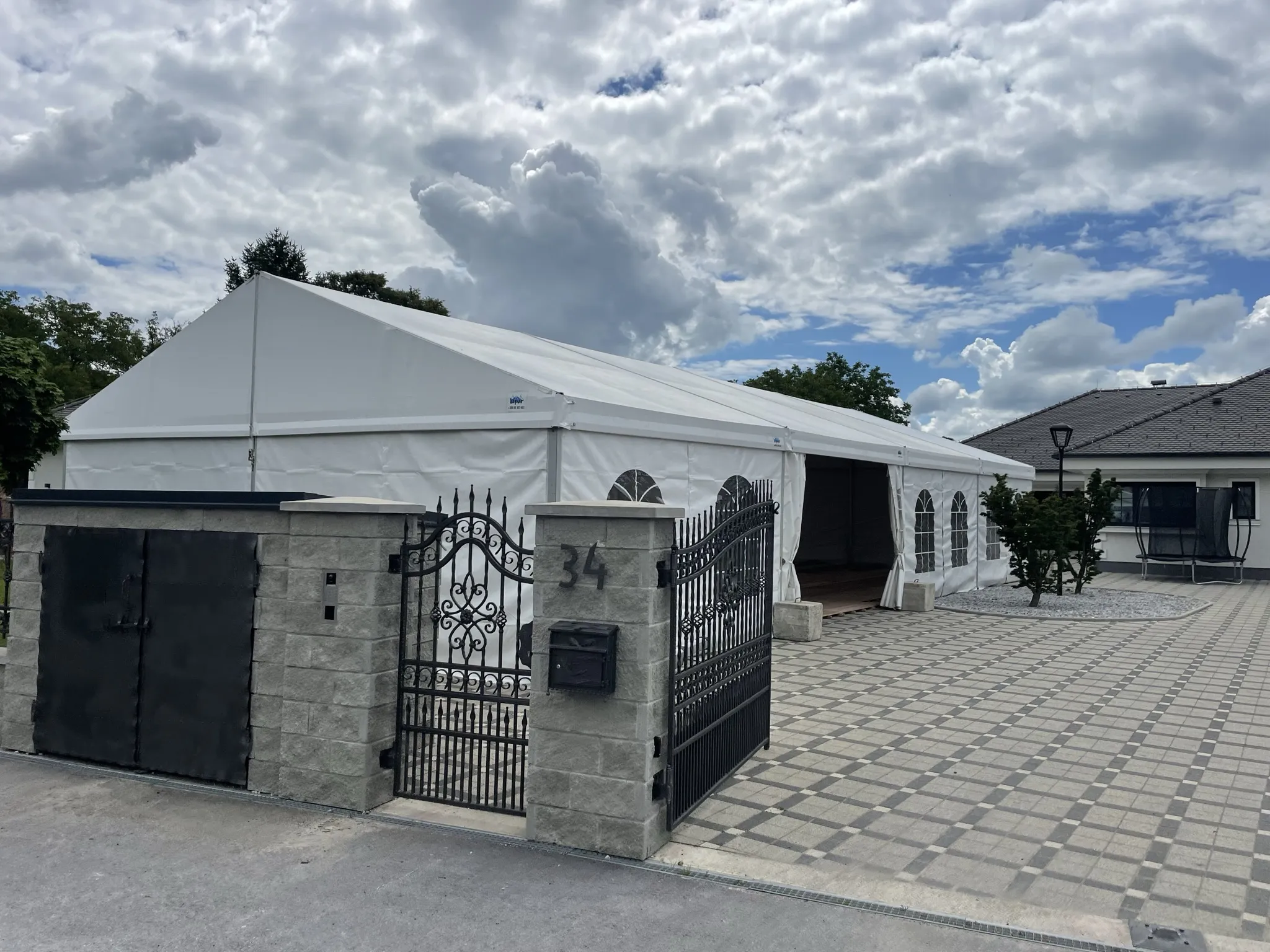 Kompletno opremljen event šator sa svom opremom