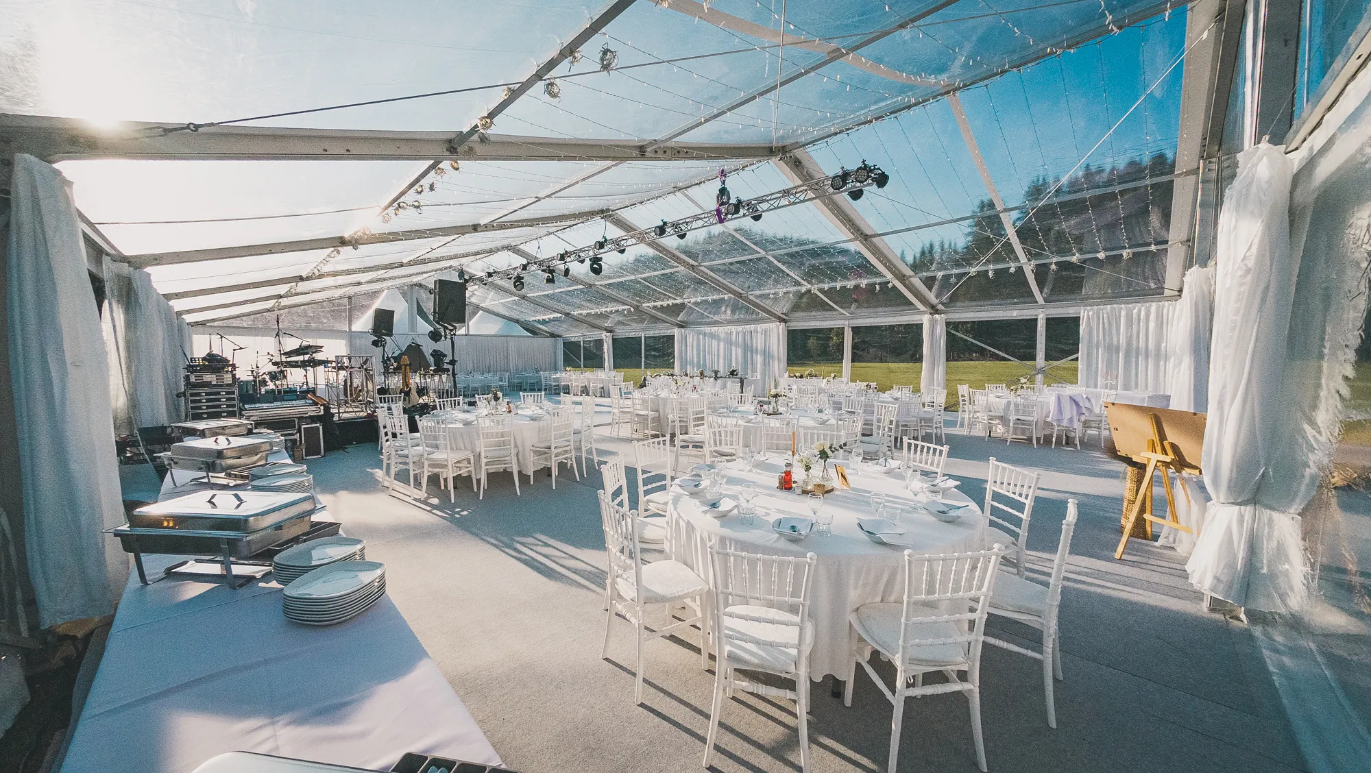 Klasični bijeli šator za vjenčanje