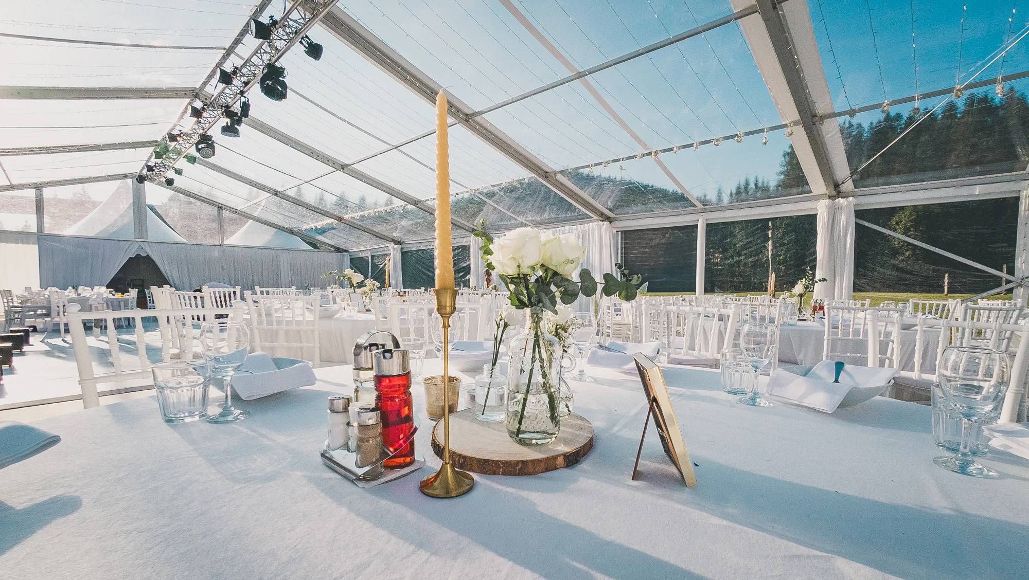 Luksuzno uređen interijer vjenčanog šatora