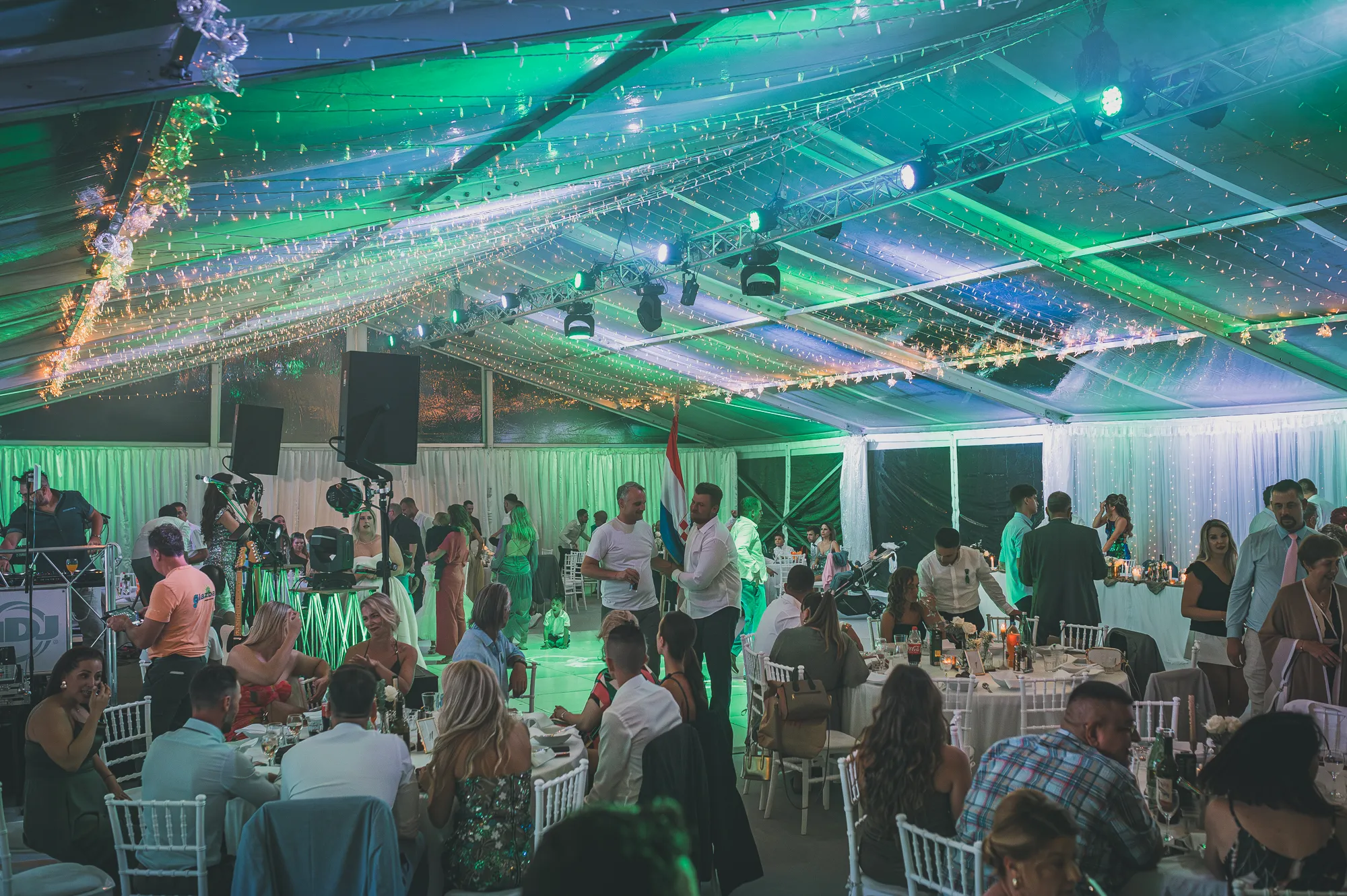 Kristalni lusteri u vjenčanom šatoru