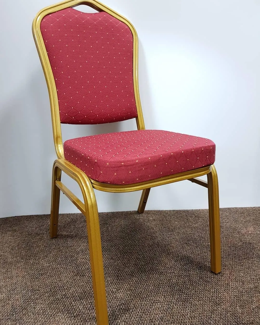 Elegantne stolice za vjenčanja i evente