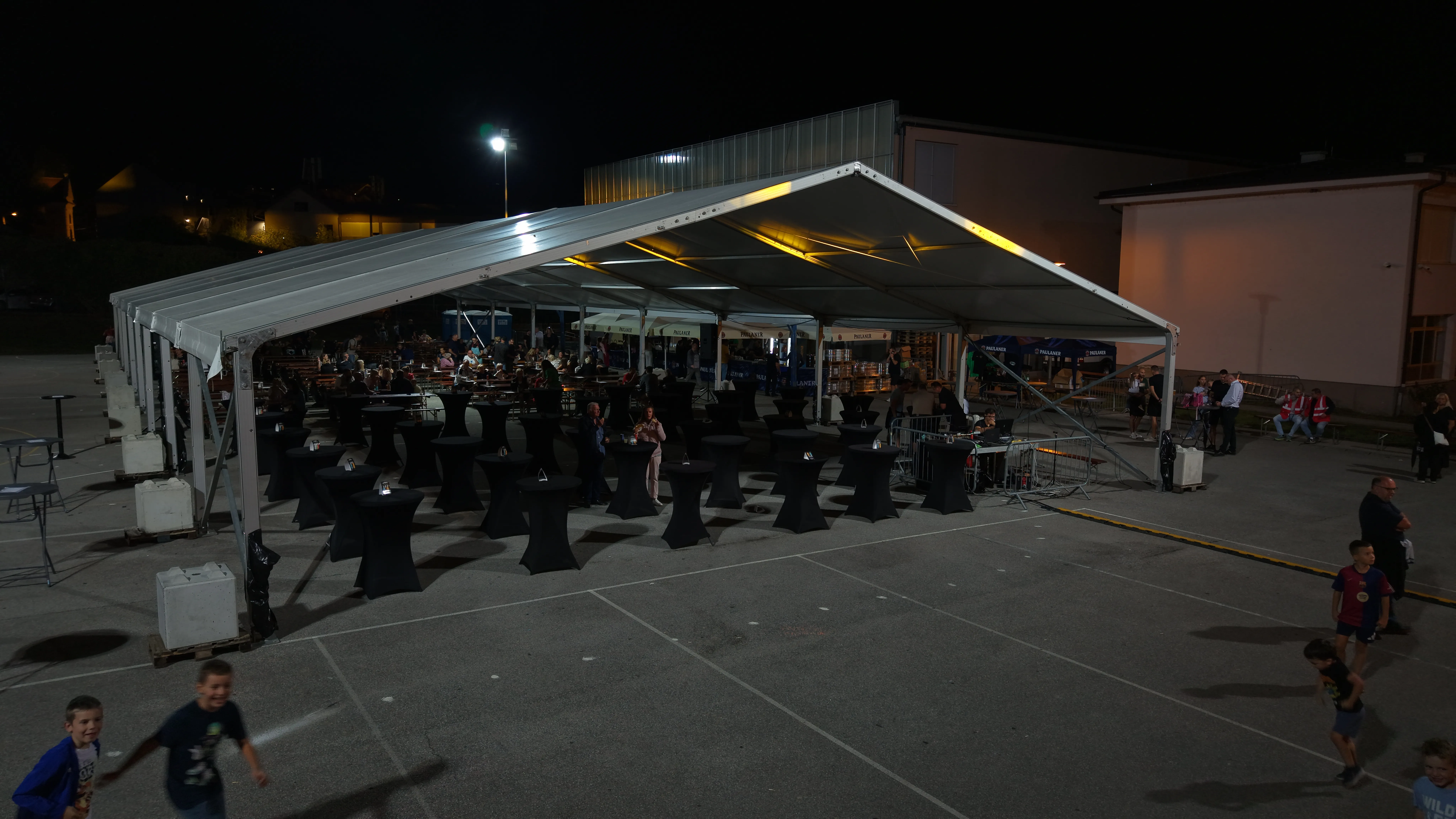 Stolovi za najam - različite veličine i stilovi