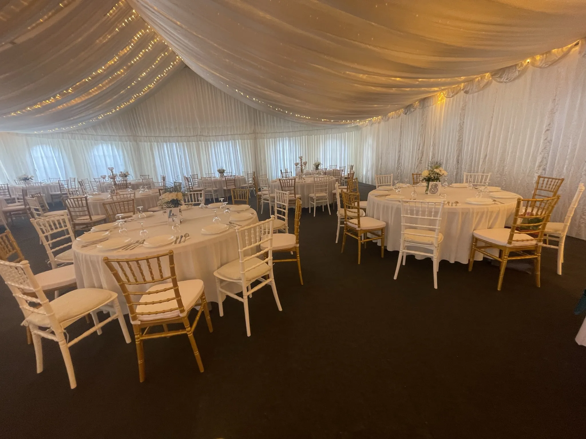 Stolovi s stolnjacima